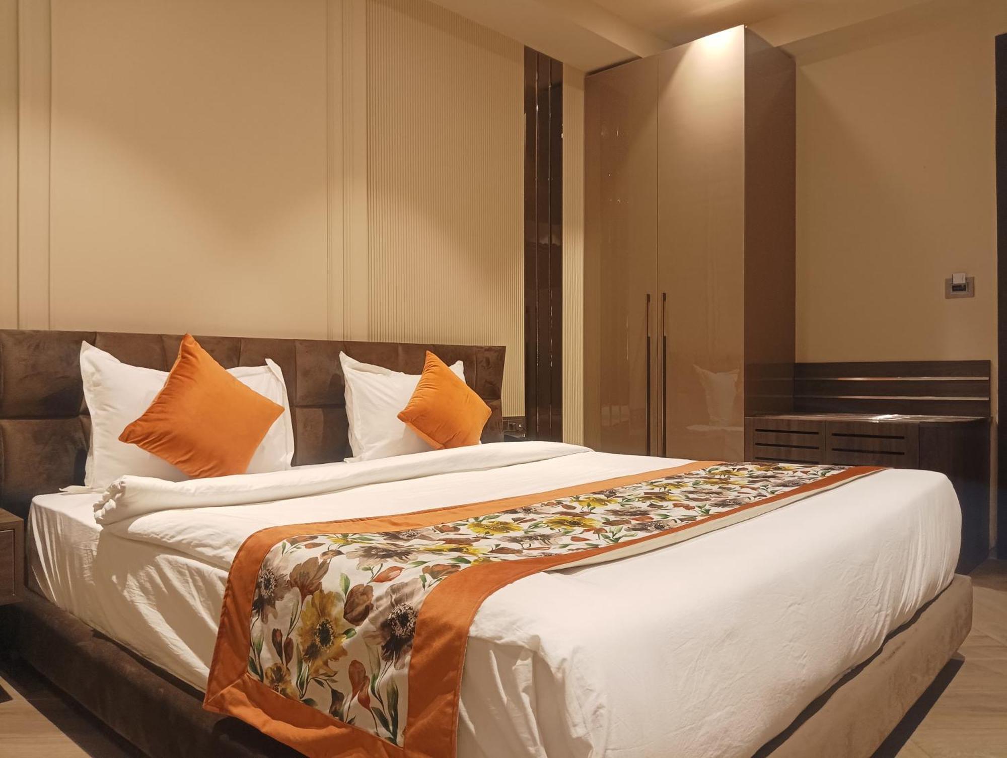 Hotel Cullinan By Qotel Janakpuri Delhi  Exterior foto
