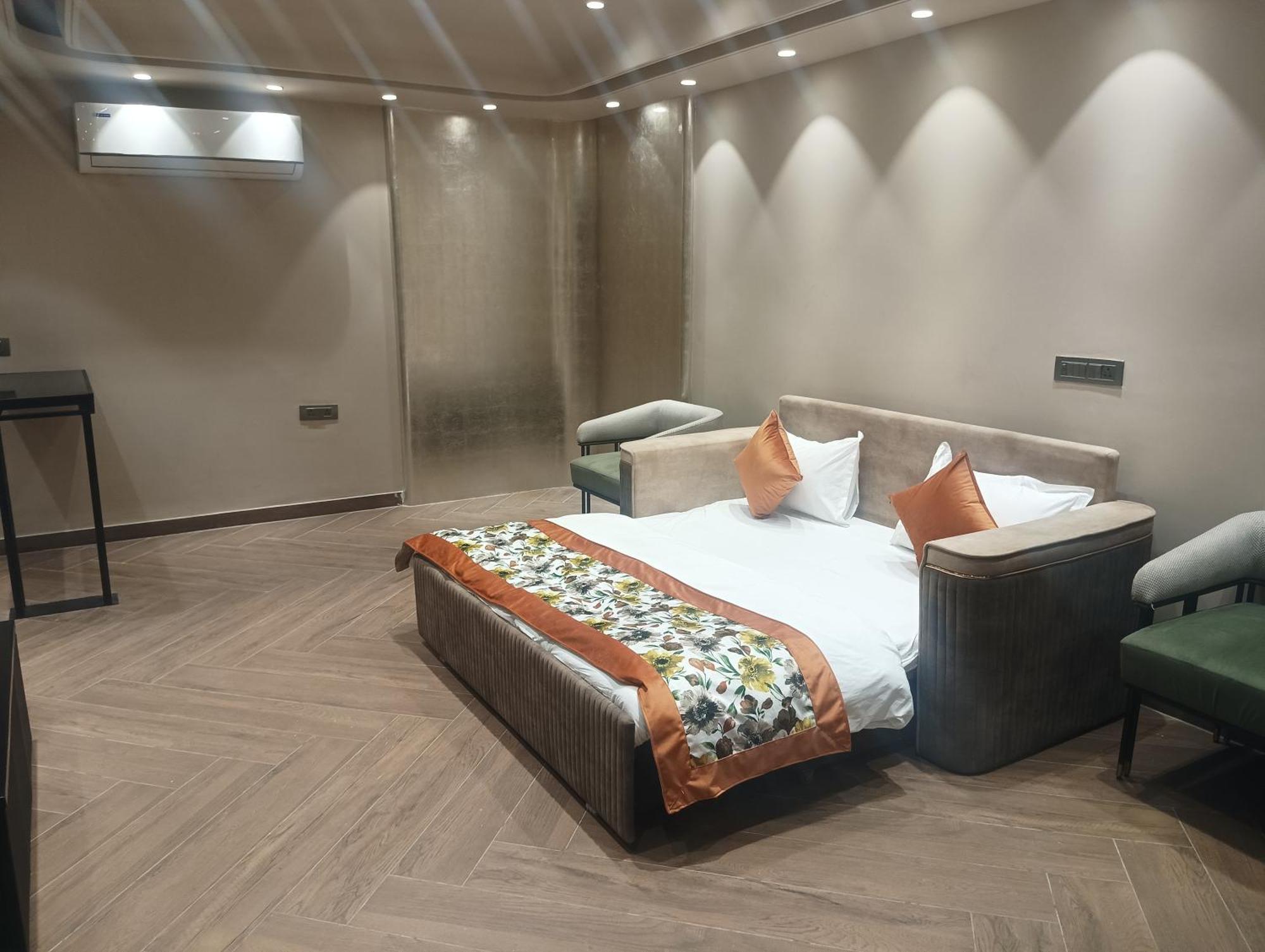 Hotel Cullinan By Qotel Janakpuri Delhi  Exterior foto