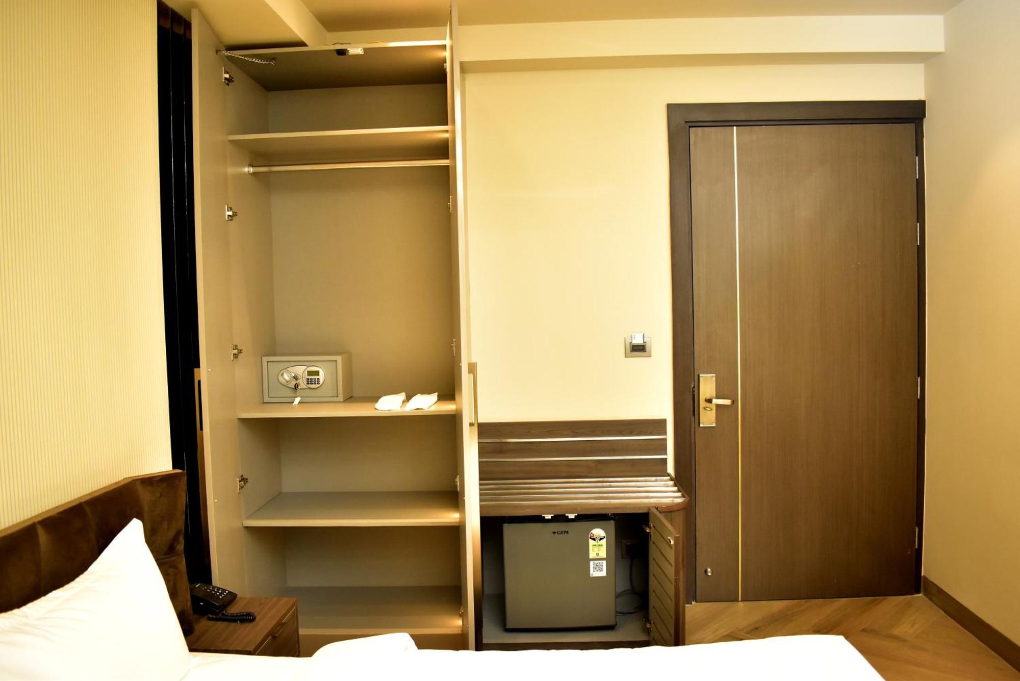 Hotel Cullinan By Qotel Janakpuri Delhi  Exterior foto
